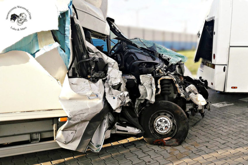 Na A2 Fiat Ducato uderzył w autokar z dziećmi – 4 osoby ranne