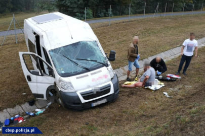 Citroën Jumper dachował na A2 – rannemu kierowcy pomogli policjanci
