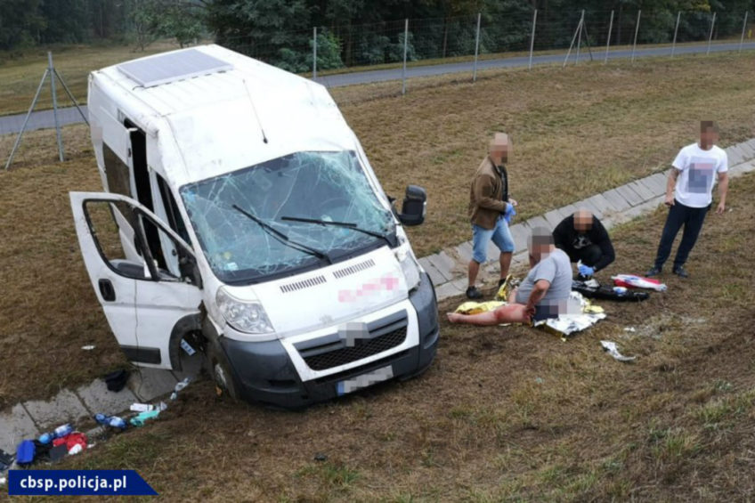 Citroën Jumper dachował na A2 – rannemu kierowcy pomogli policjanci