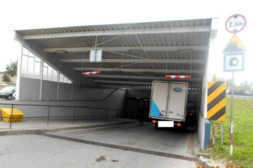 Iveco Daily zaklinowane w Wejherowie – kontenerem pod 2,5 metra