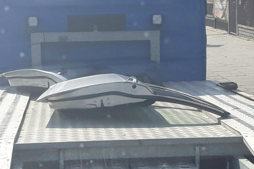 Samochodowe drzwi luzem na najeździe Masterki – sytuacja z Radomia