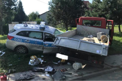 Skrzyniowy Mercedes wjechał w radiowóz – 4 osoby ranne