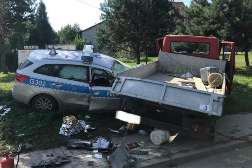 Skrzyniowy Mercedes wjechał w radiowóz – 4 osoby ranne