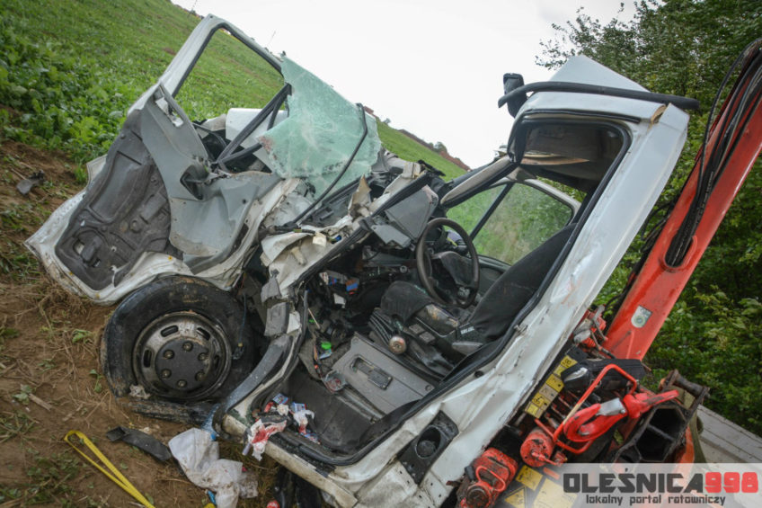 Cysterna wjechała w Iveco Daily – kierowcę busa uwalniali strażacy