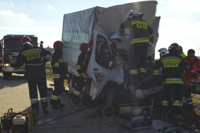 Ford Transit wjechał w ciężarówkę – wypadek na autostradzie A4