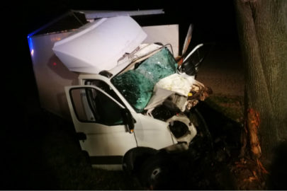 Na DK nr 17 Iveco Daily wjechało w drzewo – ranny kierowca i pasażer