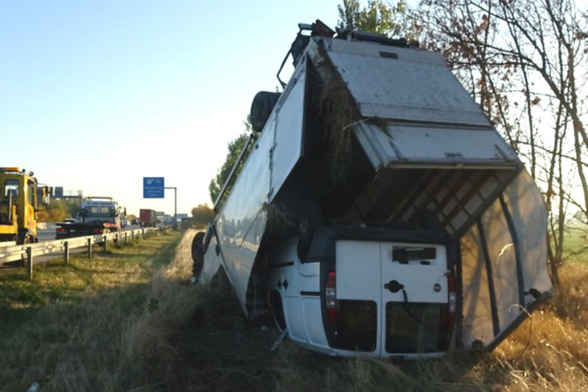 Na niemieckiej A2 z kontenerowego Daily wypadł Fiat Doblo