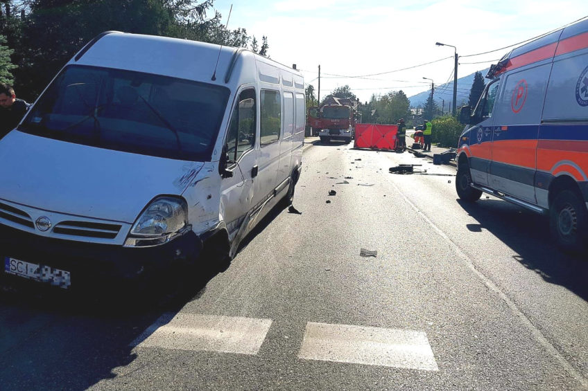 W Ustroniu motocykl wjechał w busa – motocyklista ciężko ranny