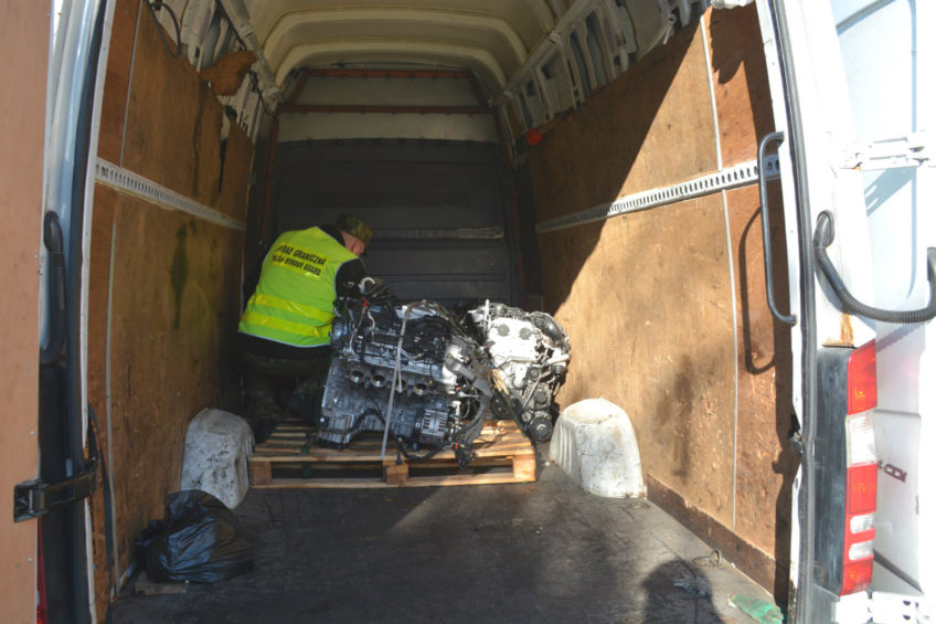 Mercedes Sprinter z czterema trefnymi silnikami w ładowni