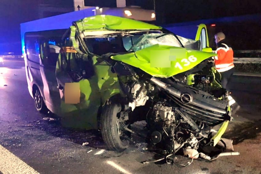 Na niemieckiej A2 polski minibus wjechał w ciężarówkę (film)