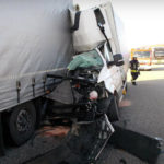 Na niemieckiej A8 polski bus wjechał w ciężarówkę – kierowca ranny