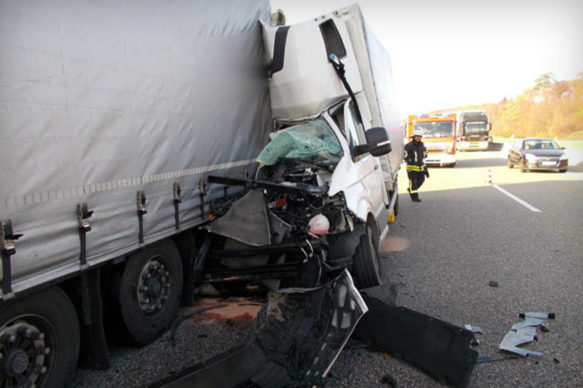 Na niemieckiej A8 polski bus wjechał w ciężarówkę – kierowca ranny