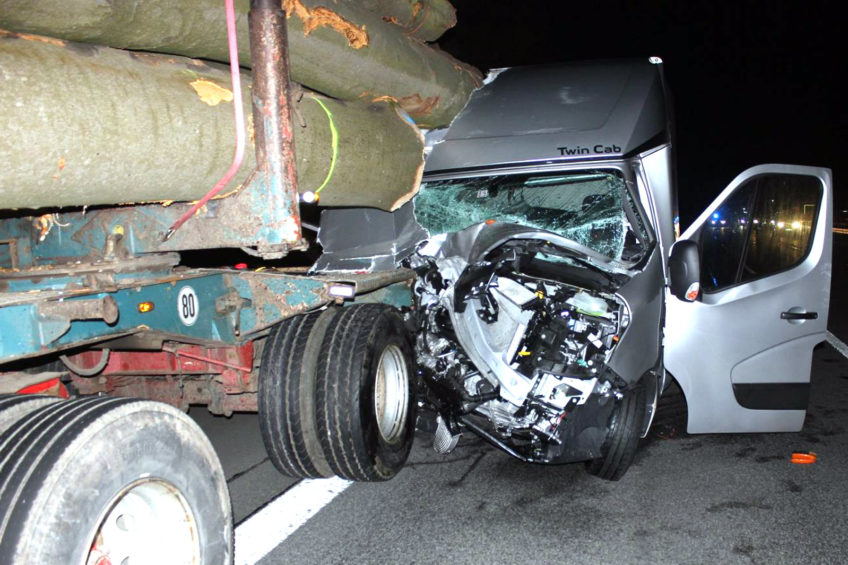 Polskie Renault Master wjechało w przyczepę na niemieckiej A44