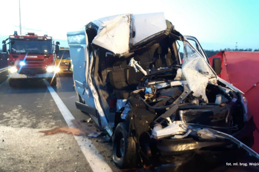 Sprinter uderzył w ciężarówkę na A4 – zginęła pasażerka busa