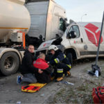 Kurierski Fiat Ducato kontra cysterna – kurier został lekko ranny