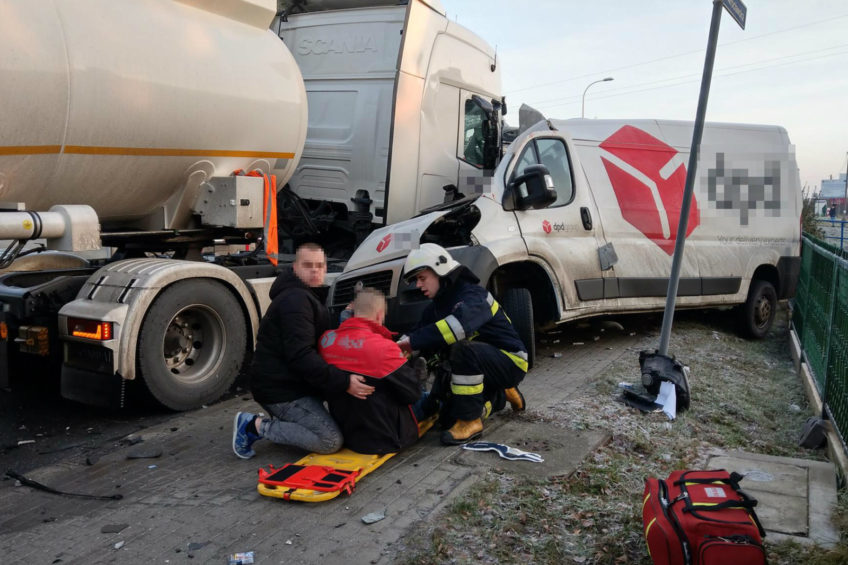 Kurierski Fiat Ducato kontra cysterna – kurier został lekko ranny