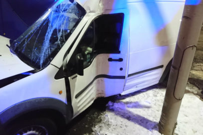 Ford Transit Connect uderzył bokiem w latarnię – kierowca zmarł