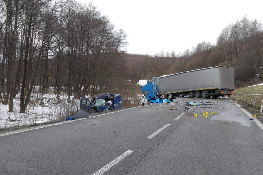 Zderzenie polskiej ciężarówki z furgonem na Słowacji. Kierowca busa zmarł