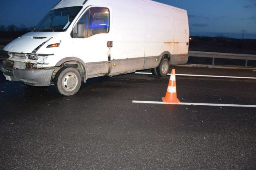 Na A4 wiatr zepchnął Iveco Daily na barierki – nie żyje kierowca