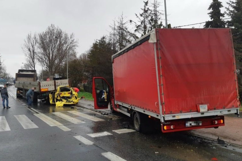 Na DK 8 Masterka wbiła Seata Ibizę pod naczepę ciężarówki