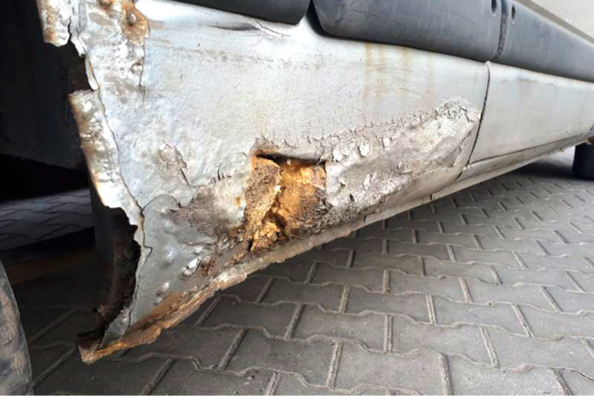 Progi na piankę montażową i łyse opony w Renault Master