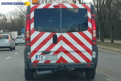 Renault Trafic z rurą kanalizacyjną pod autem – zdjęcia z Kielc