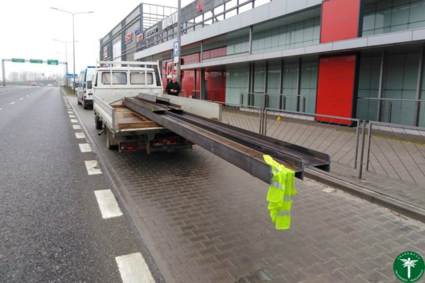 Ładunek prawie 4 metry za burtą Iveco Daily – do tego brak OC