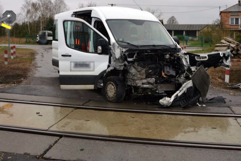 Ford Transit zderzył się z pociągiem – kierowca trafił do szpitala