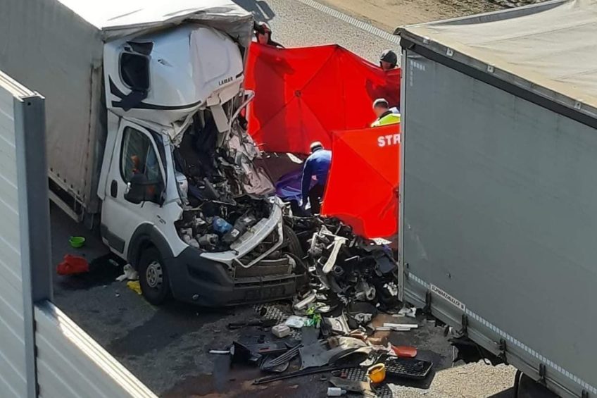 Na A2 Fiat Ducato wjechał w naczepę – kierowca busa nie żyje