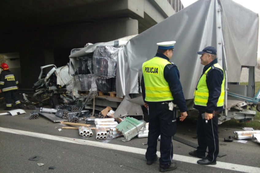 Na „A2-ce” w 2 busy wjechała ciężarówka – jedna osoba zmarła