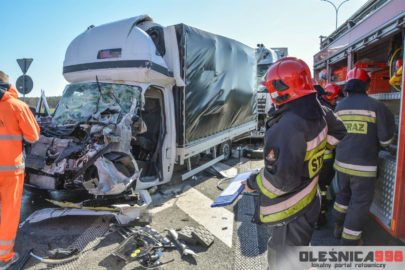Zmiażdżone Renault Master na S8 pod Oleśnicą – kierowca busa ranny