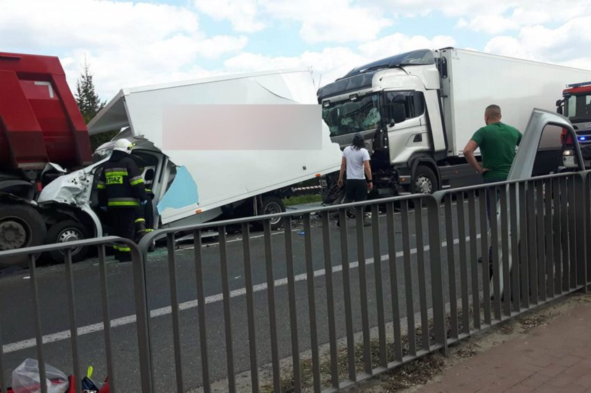 Karambol na DK 2 z udziałem 5 ciężarówek i Forda Transita
