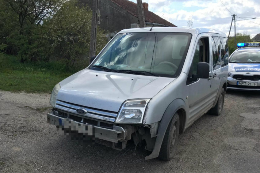 Małym kombivanem przewoził dwa cielaki. Wpadł przez brak zderzaka