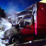 Nocny pożar dwóch VW Crafterów – oba busy doszczętnie spalone