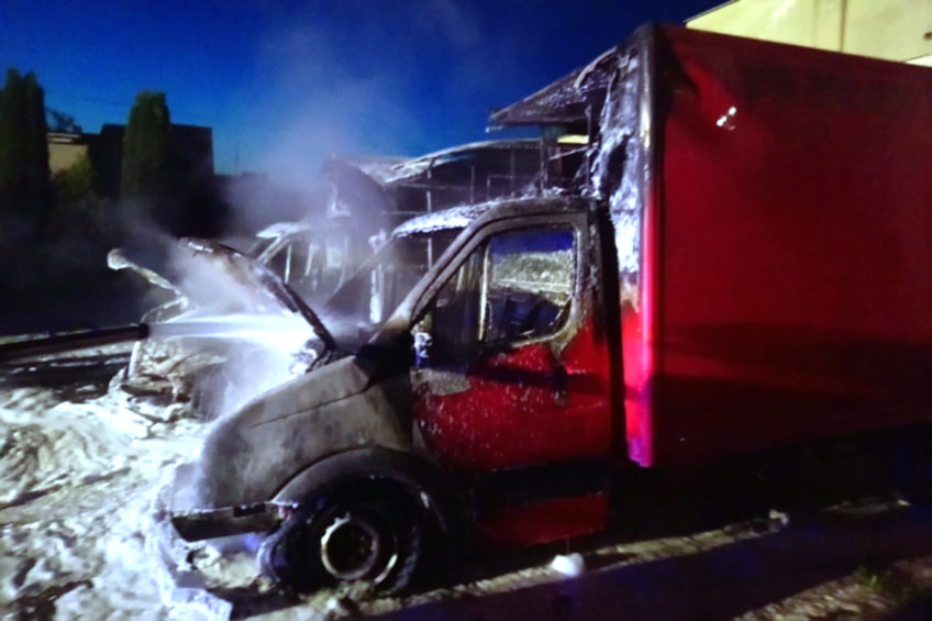 Nocny pożar dwóch VW Crafterów – oba busy doszczętnie spalone