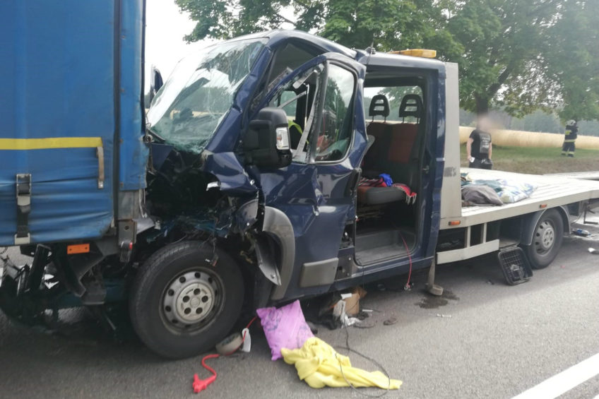 Na DK 92 autolaweta wjechała w tandem – dwie osoby ranne