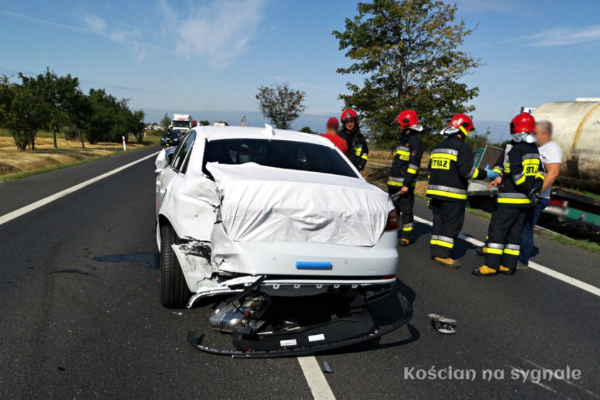 Nowe Audi A4 spadło z lawety – uszkodziło VW T5 i VW LT 35