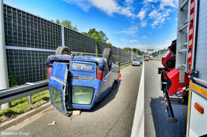 Citroen Berlingo na dachu – na lekkiej przyczepce było 1500 kg nawozu