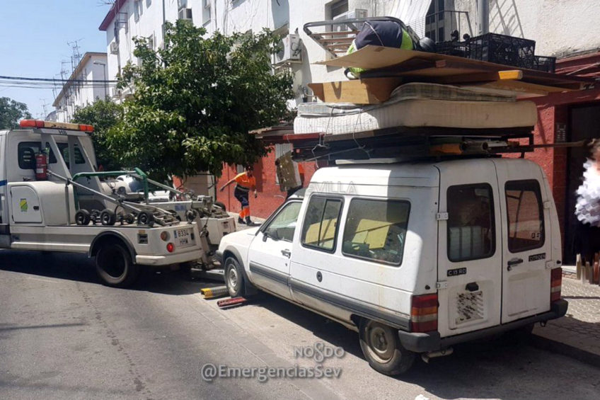 Citroën C15 wiózł na dachu złom o wysokości prawie 2 metrów