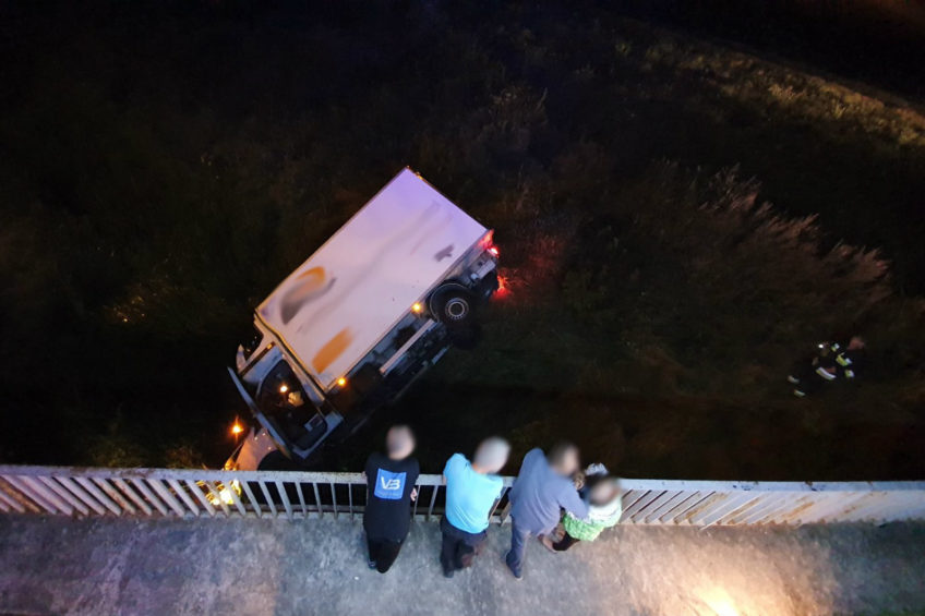 Mercedesem Sprinterem wjechał do rzeki – 22-latkowi nic się nie stało