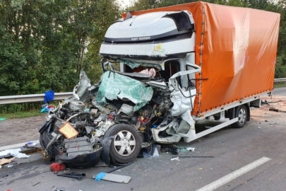 Na A7 Renault Master wjechało w ciężarówkę – nie żyje kierowca busa