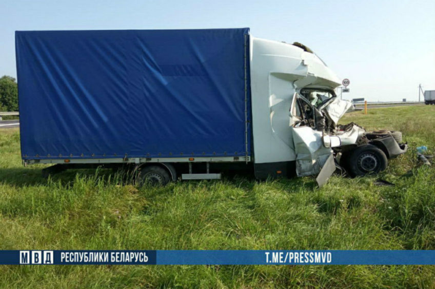 Polskie Iveco Daily najechało na solówkę na białoruskiej trasie M1