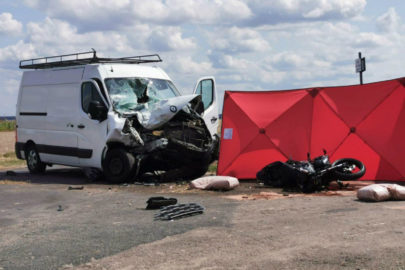Renault Master skręcało w lewo – nie żyją dwie osoby z motocykla