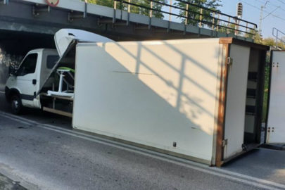W Żyrardowie kierowca Iveco Daily utknął pod tunelem