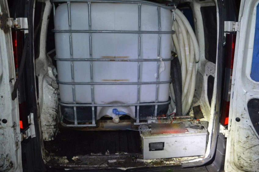 Fiat Doblo przygotowany do kradzieży paliwa wpadł w Rzgowie