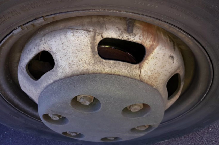 ITD zatrzymało Iveco Daily z pękniętą felgą i ładownością 300 kg