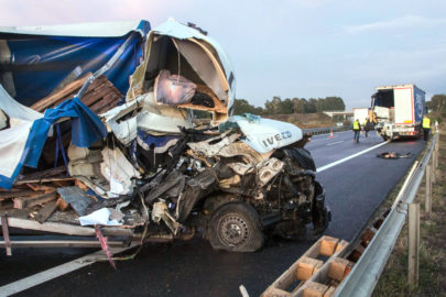 Iveco Daily wjechało w naczepę na A10 – ciężko ranny kierowca busa