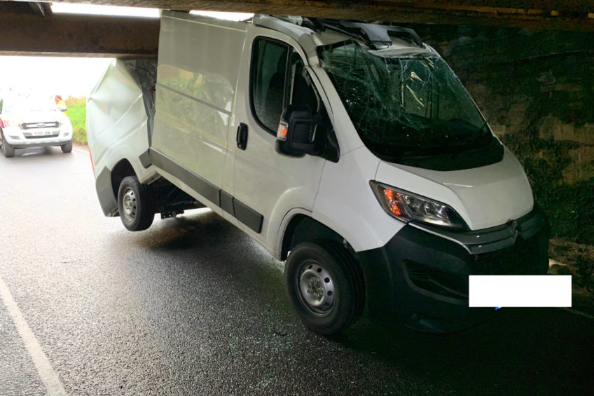 Citroën Jumper L2H2 utknął pod wiaduktem o wysokości 2 metrów