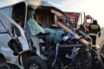 Citroën Jumper wjechał w tył naczepy – kierowca furgonu ciężko ranny