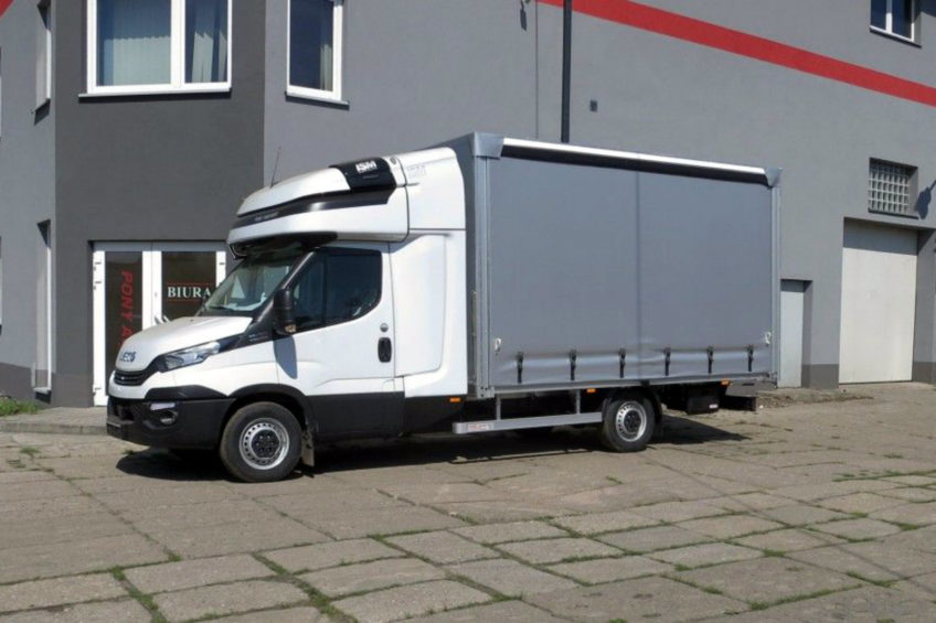 Lekka dwustronna firanka Pony Auto-Polska na podwoziu Iveco Daily